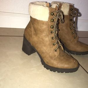 High heel Beige fur boots